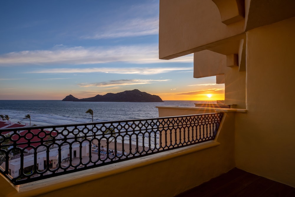 Royal Villas Resort Hotel 63/65