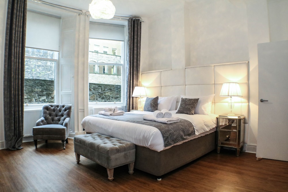 Edinburgh Castle Apartments And Suites 11/55