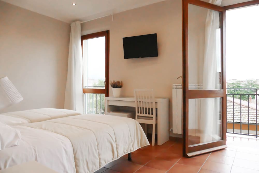 Room, Twin Beds, External Bathroom