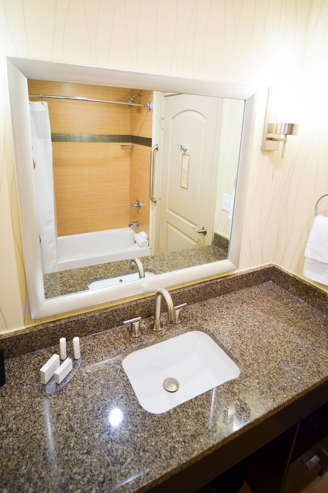 Fairfield Inn and Suites by Marriott North Spring 13/27