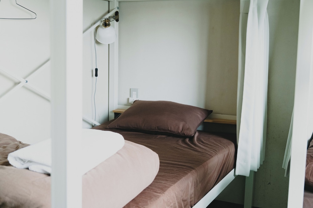 Female Dorm, 6 People