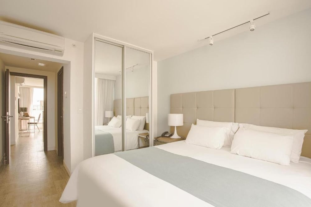 EXECUTIVE, SUITE