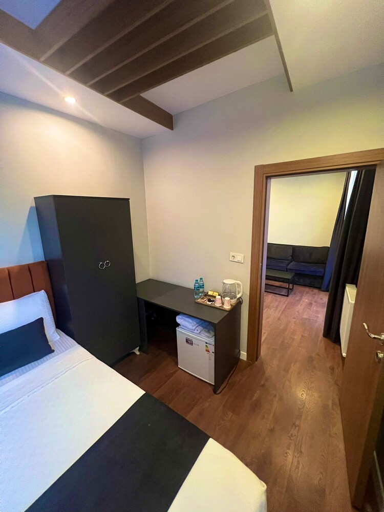Beta Hotel 11/37