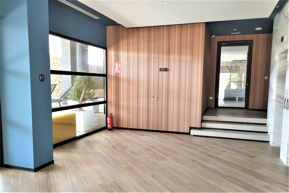 Ahoy Apartments 6/50