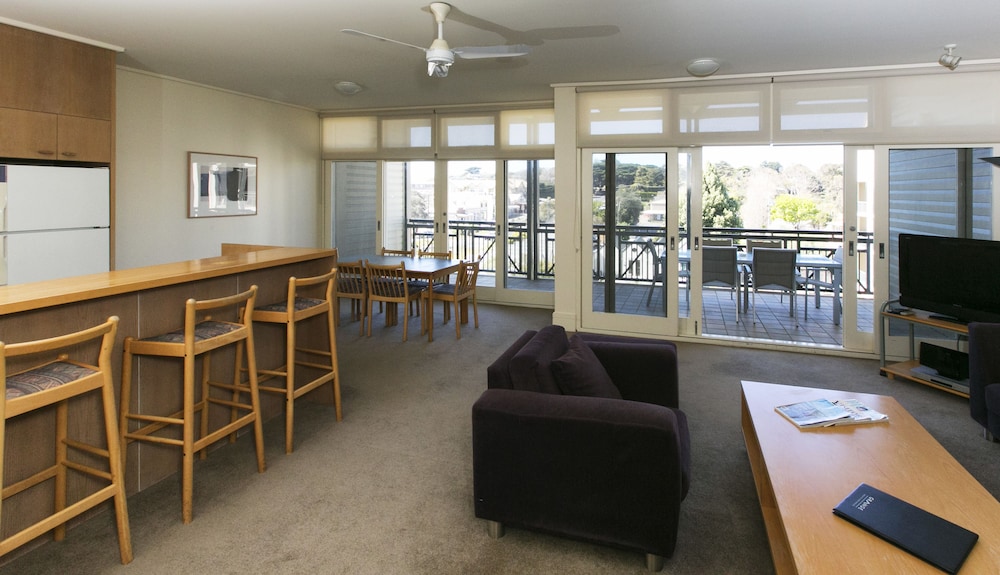 PORTSEA VILLAGE RESORT 51/69