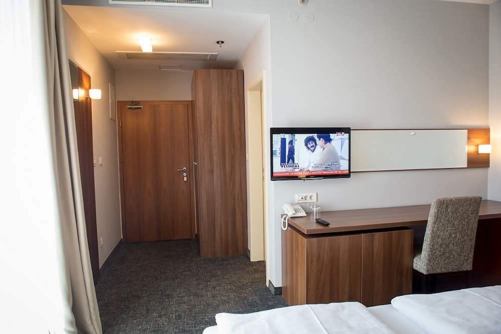 Slisko Hotel 7/66