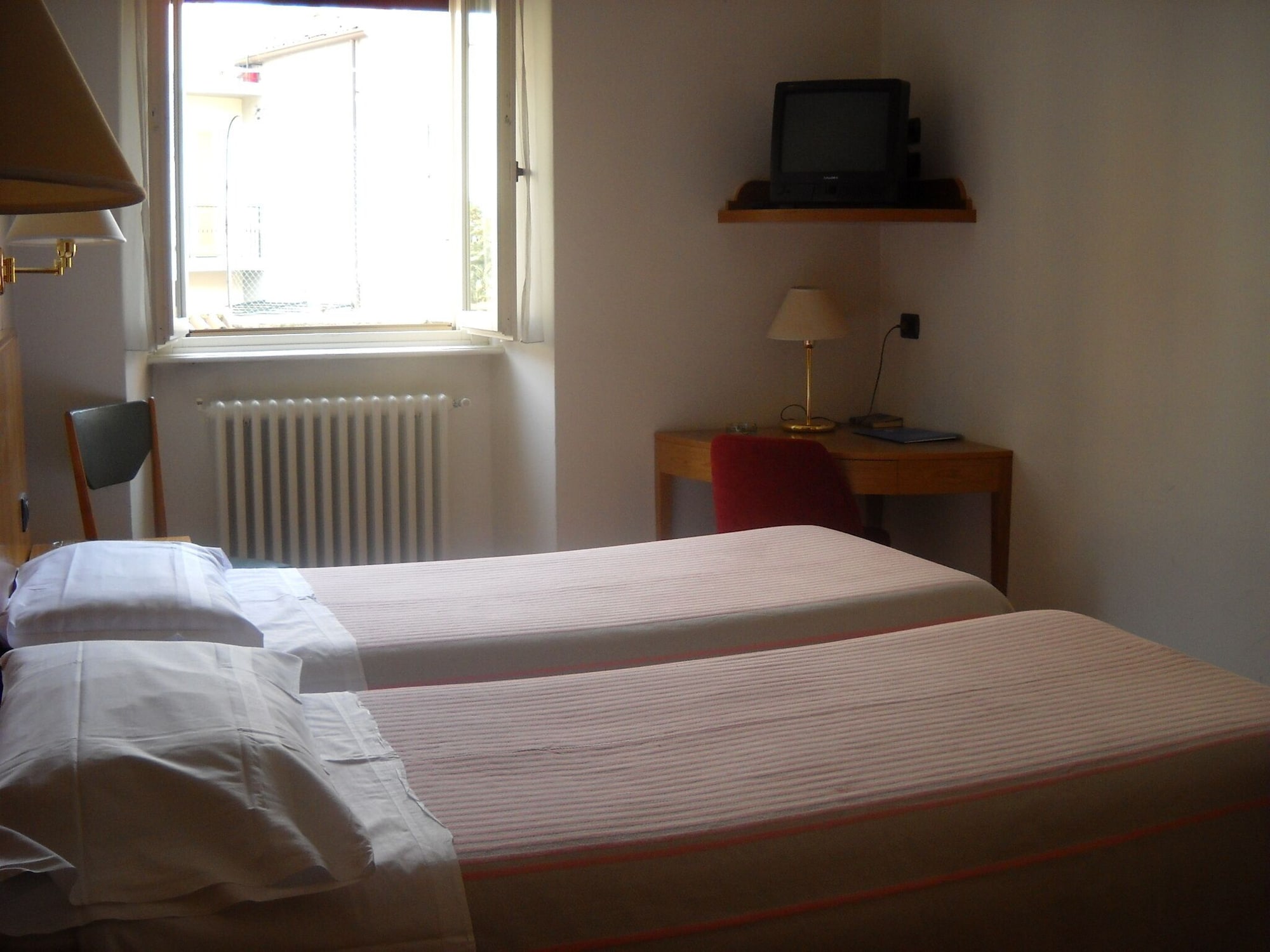 ROOM, SINGLE