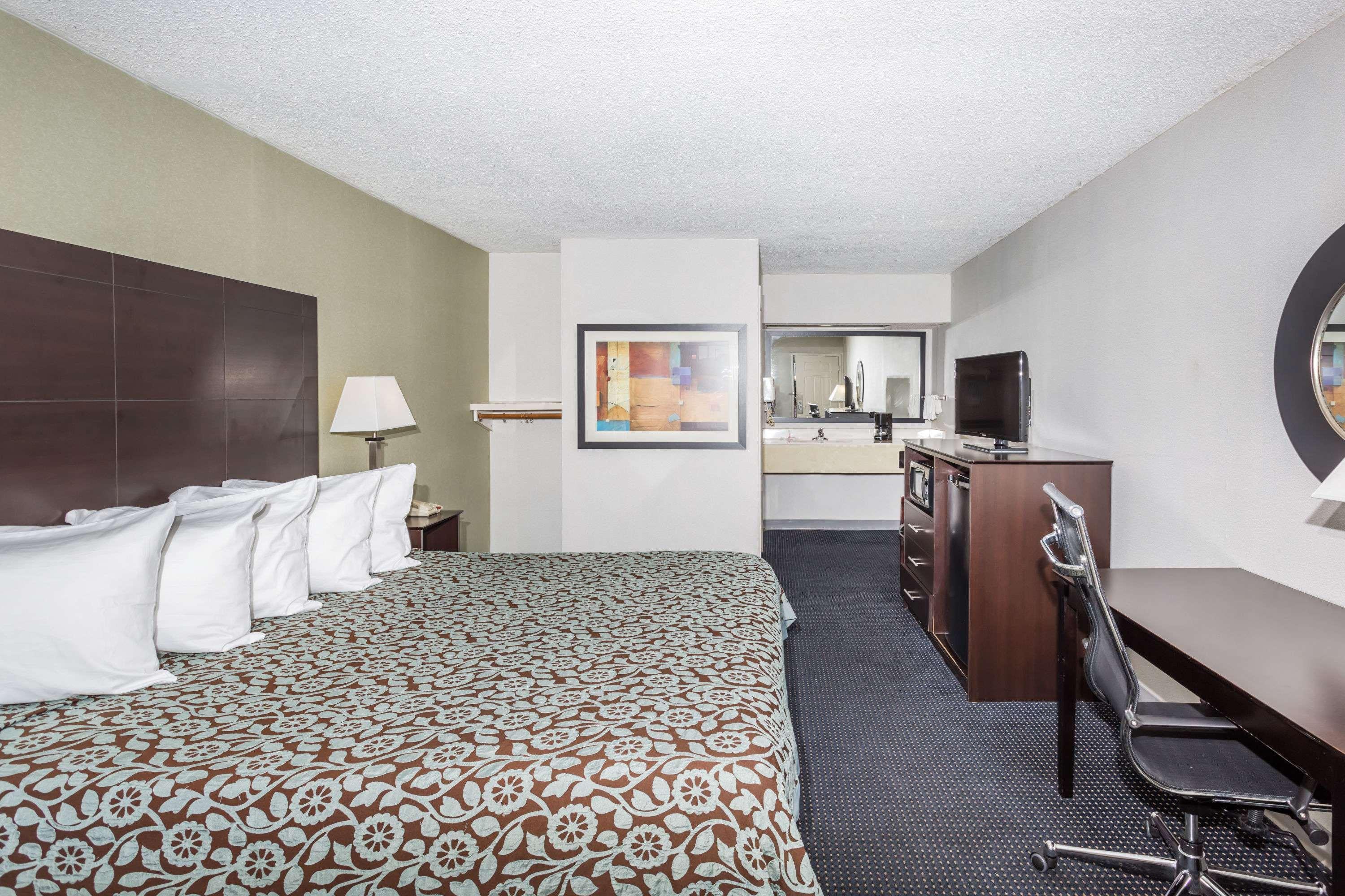 Days Inn by Wyndham Hendersonville 8/17