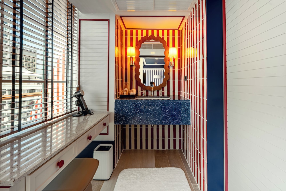 The Cruise Hotel 24/50
