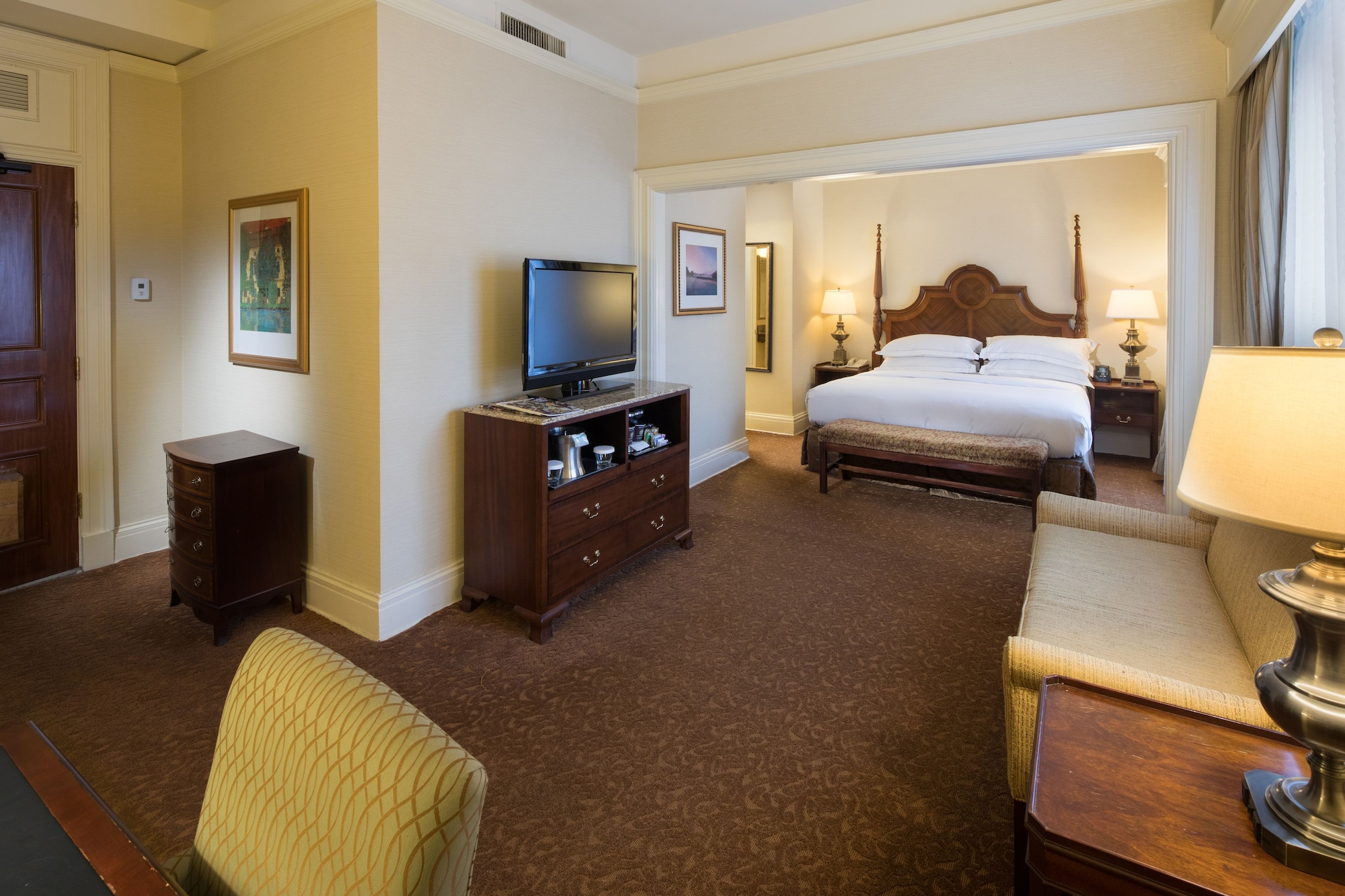 JUNIOR SUITE, QUEEN BED