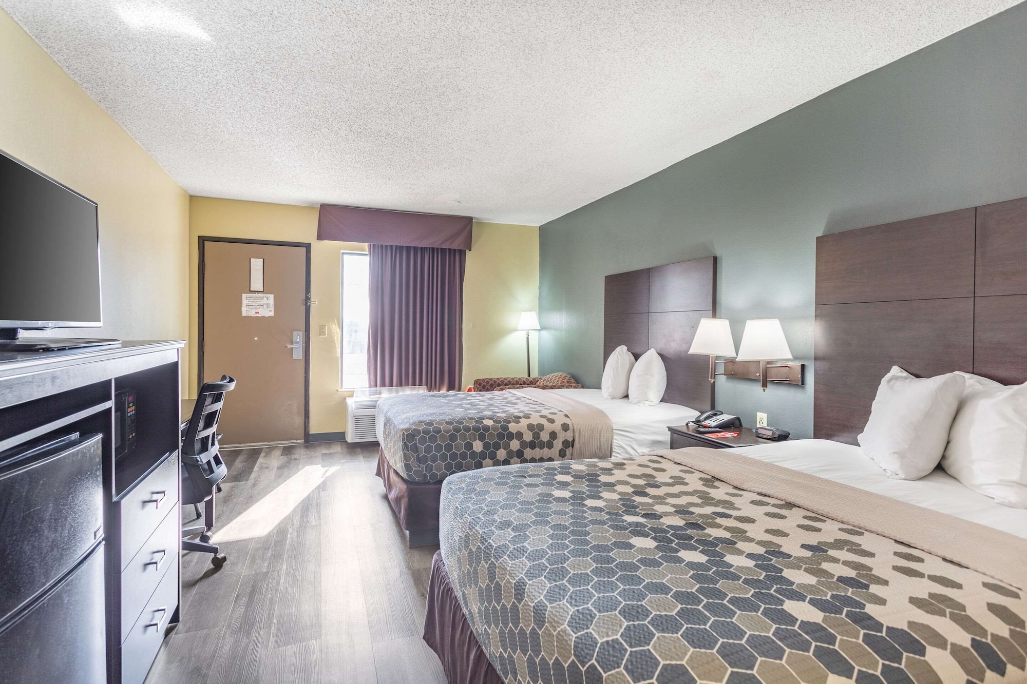 غرفة قياسية بسريرين مزدوجين، Econo Lodge & Suites Clarksville near Governors Square Mall 5/6