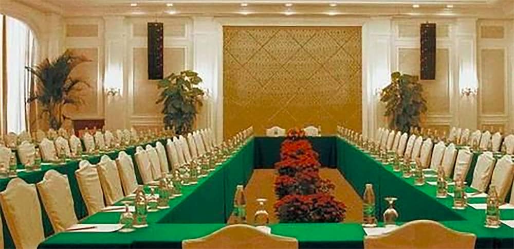 Guangzhou Phoenix City Hotel 51/63