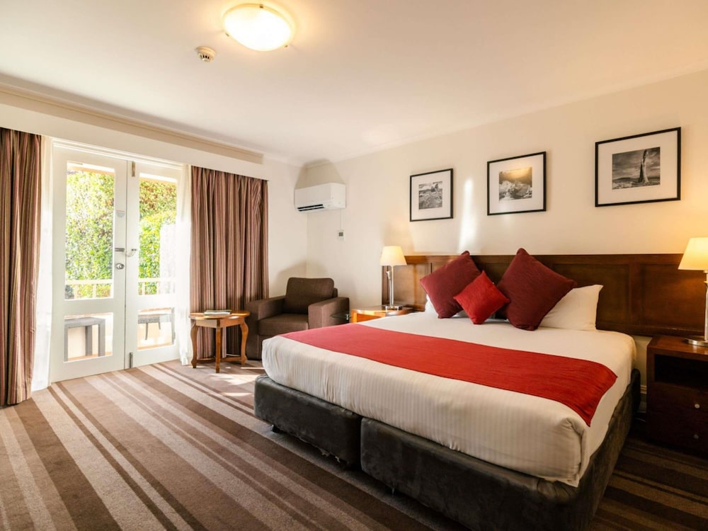 Mercure Canberra 17/41
