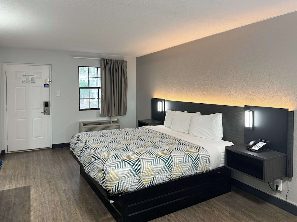 SUITE, KING BED