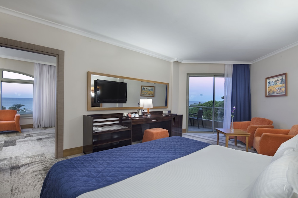Pine Beach Hotel 32/73