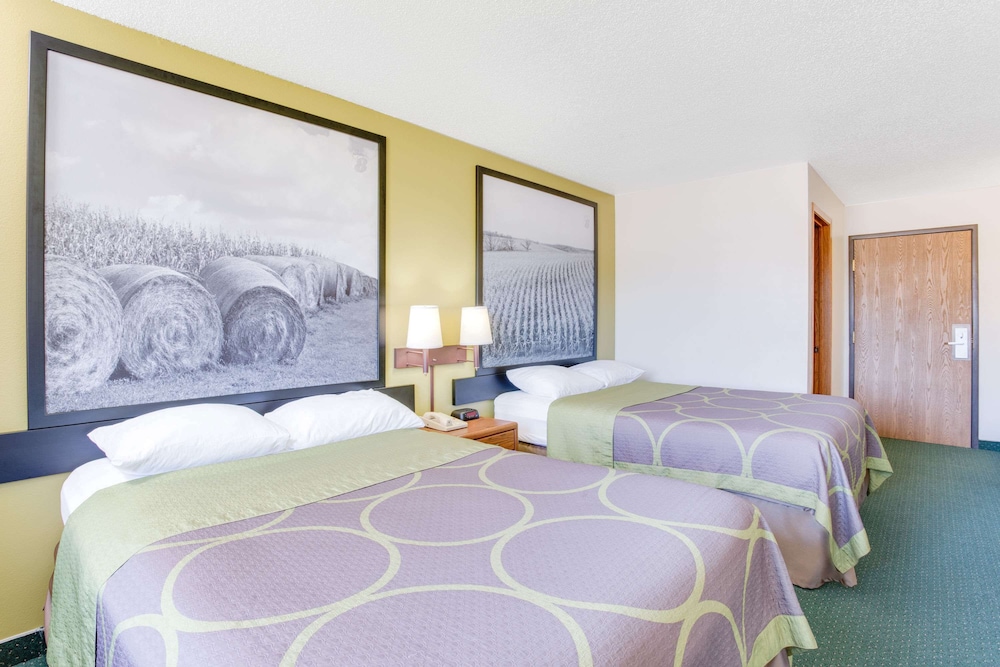 Super 8 by Wyndham Oelwein 24/47