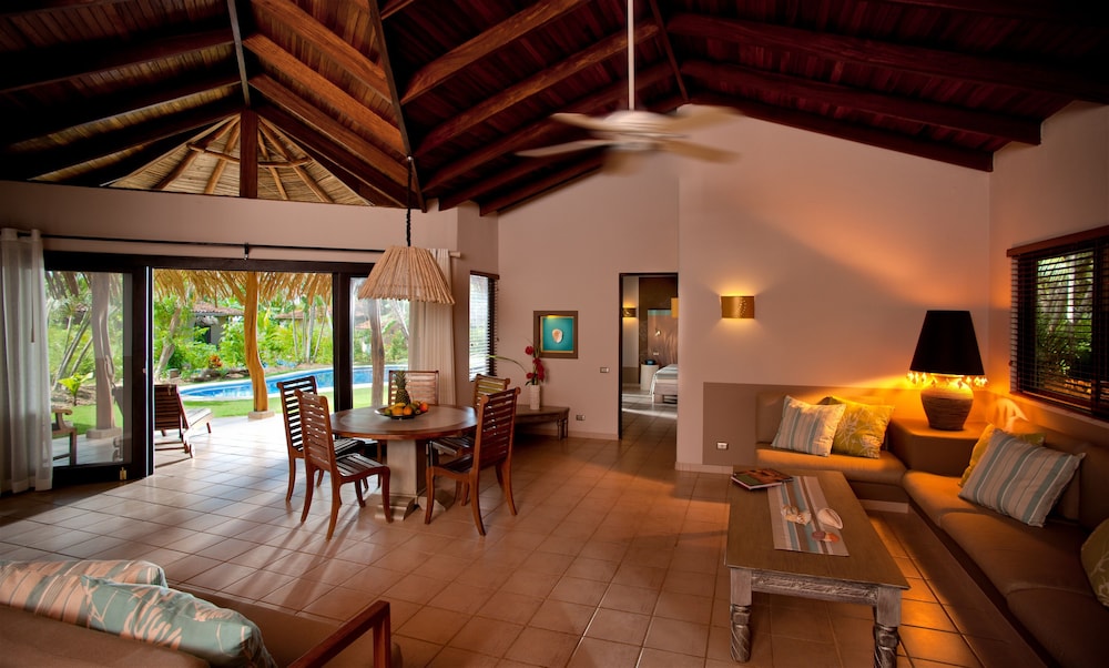 Cala Luna Boutique Hotel and Villas 66/86