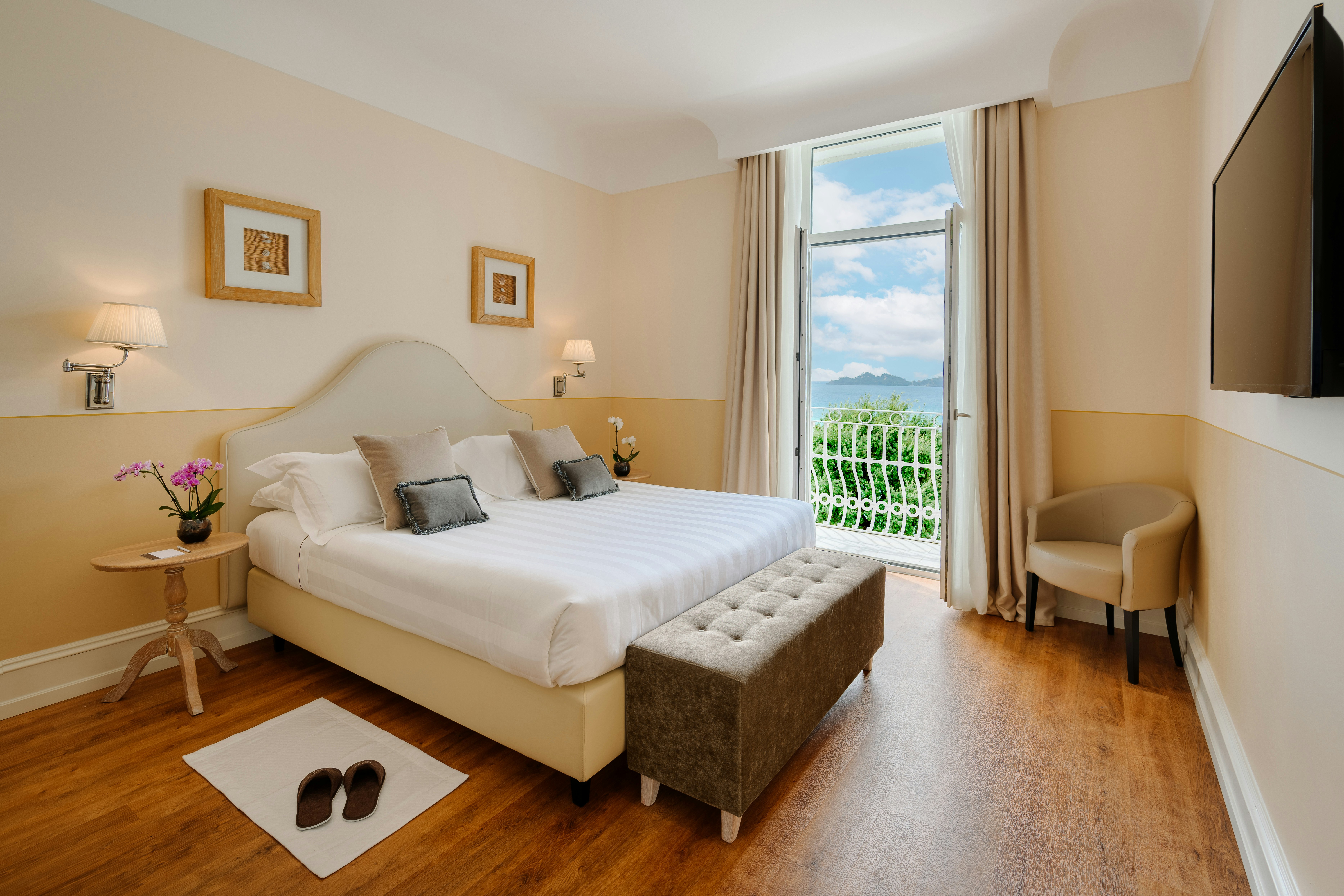 Deluxe, Sea Front