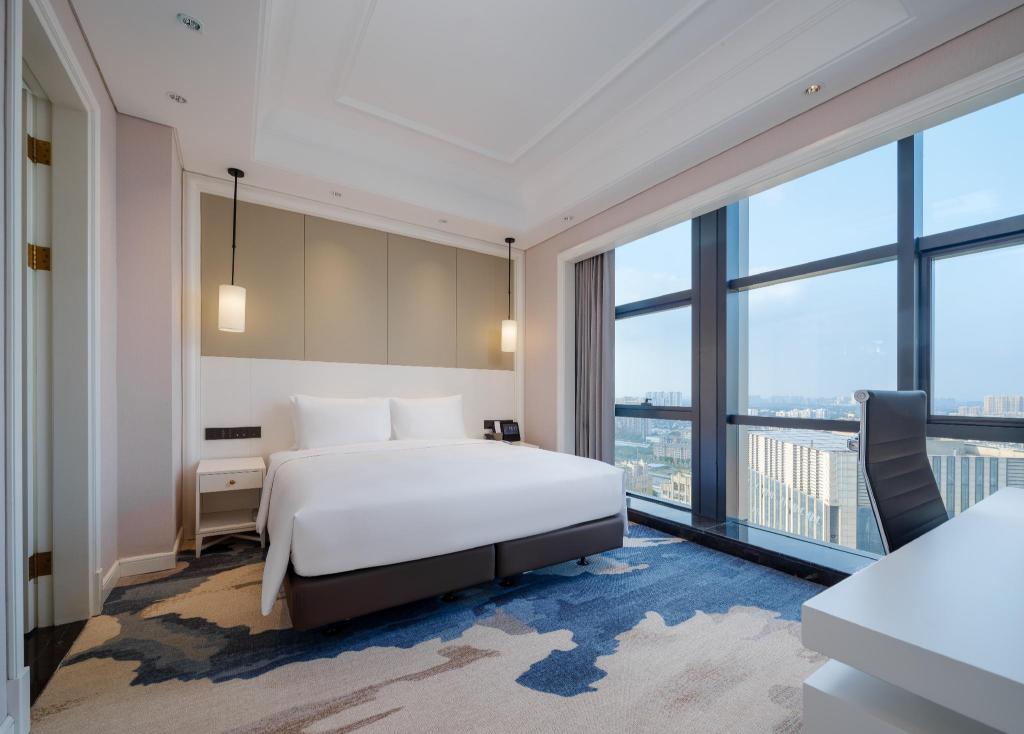 Grand Mercure Wuxi Huishan 35/76