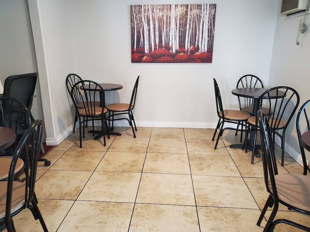 Apple Tree Inn 25/33