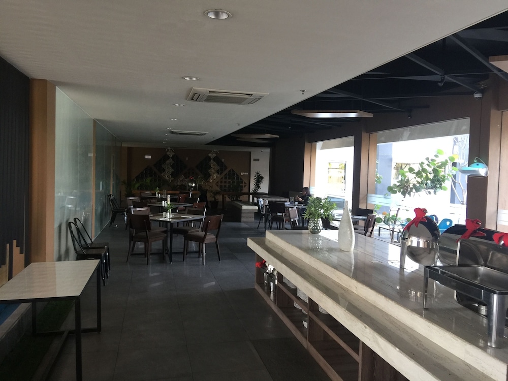 Front One Akshaya Hotel Karawang 46/61