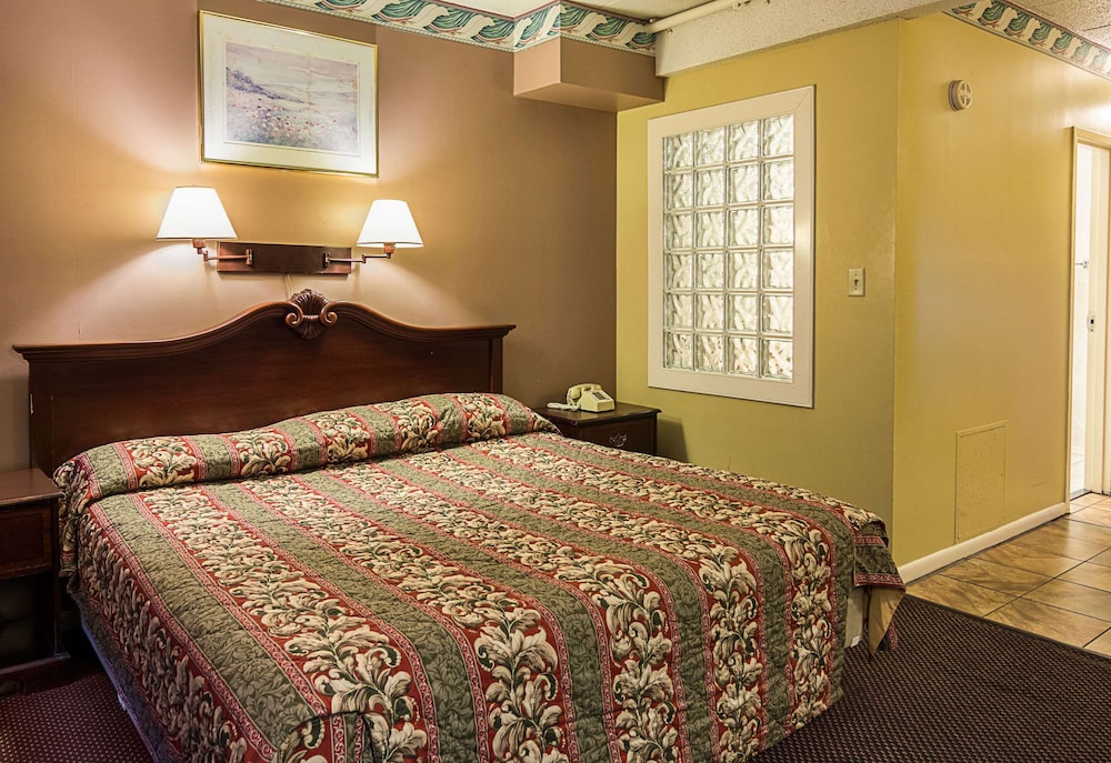 Red Roof PLUS+ & Suites Virginia Beach - Seaside 16/45