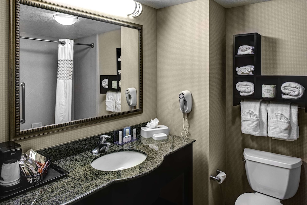 Hampton Inn and Suites-Bakersfield/Hwy 58, CA 14/51