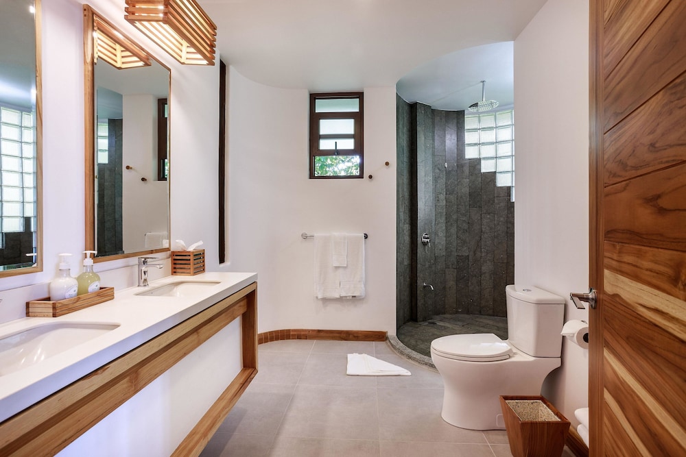 Arenas del Mar Beachfront & Rainforest Resort 75/75
