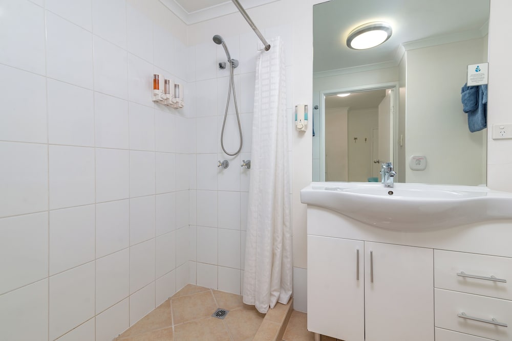 PORT DOUGLAS MOTEL 68/73