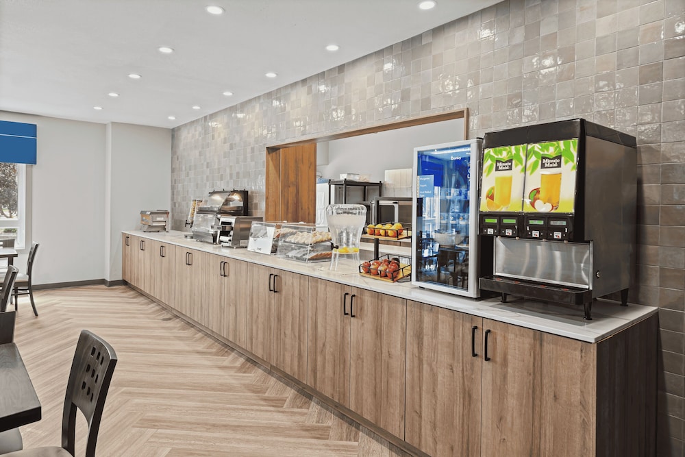 Home Inn and Suites Regina Airport 10/68