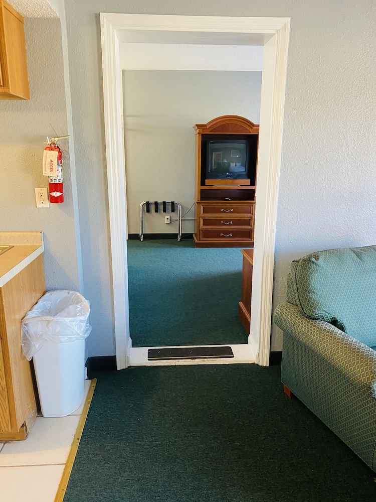 Travelers Place Inn & Suites 35/73