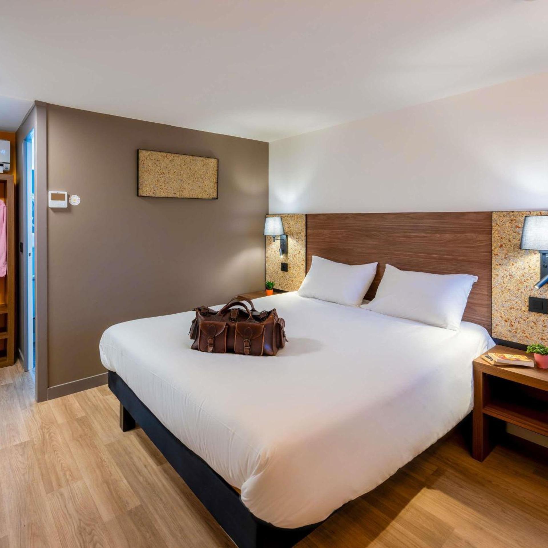 Pop, Triple, Double Bed, Sofa