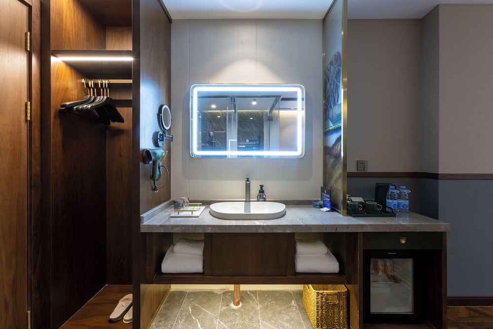 Nostalgia S Hotel (Beijing Nest-type Olympic Stadium Center) 55/57