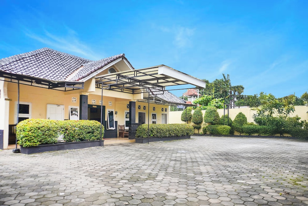 Hotel O Pekalongan Near Pasar Batik Setono Formerly Hotel Puspa Indah in PEKALONGAN