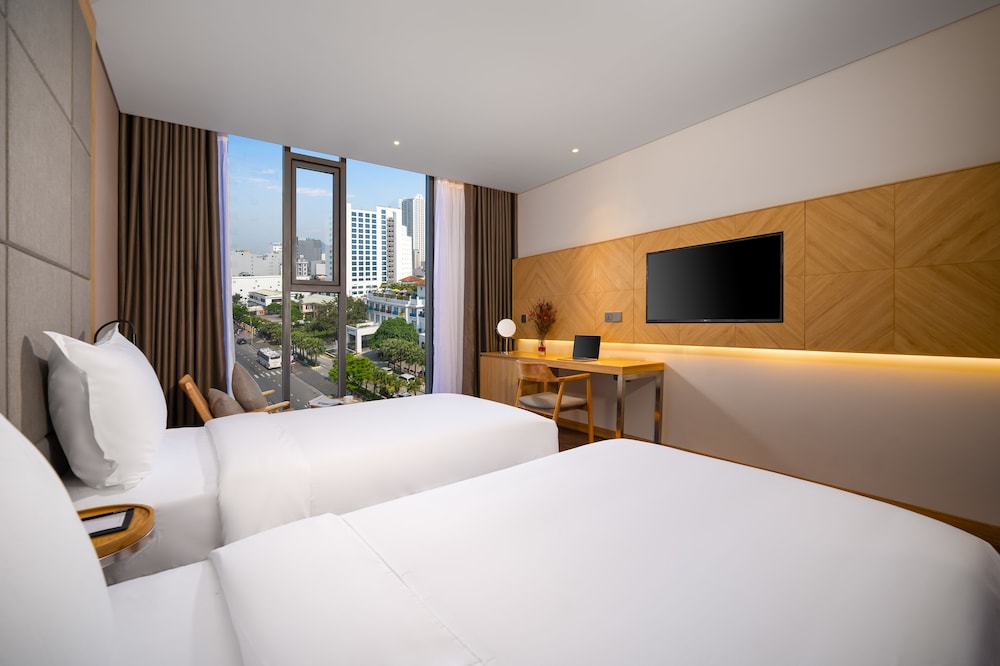 DELUXE, TWIN BEDS, CITY VIEW