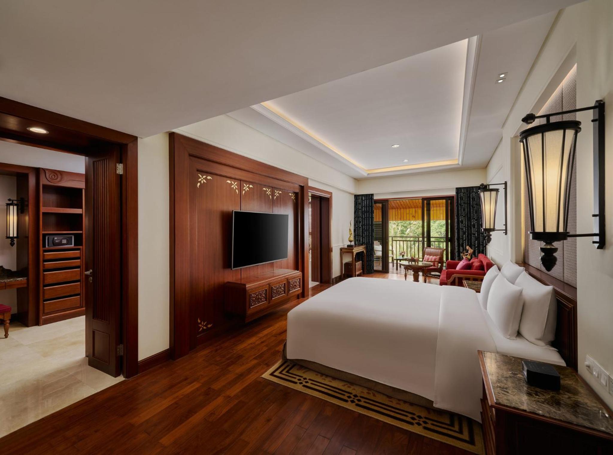 1 Bedroom, Suite, King Bed, Dining Area