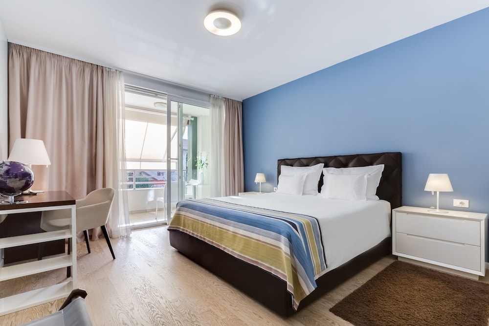 ROOM, KING BED, BALCONY