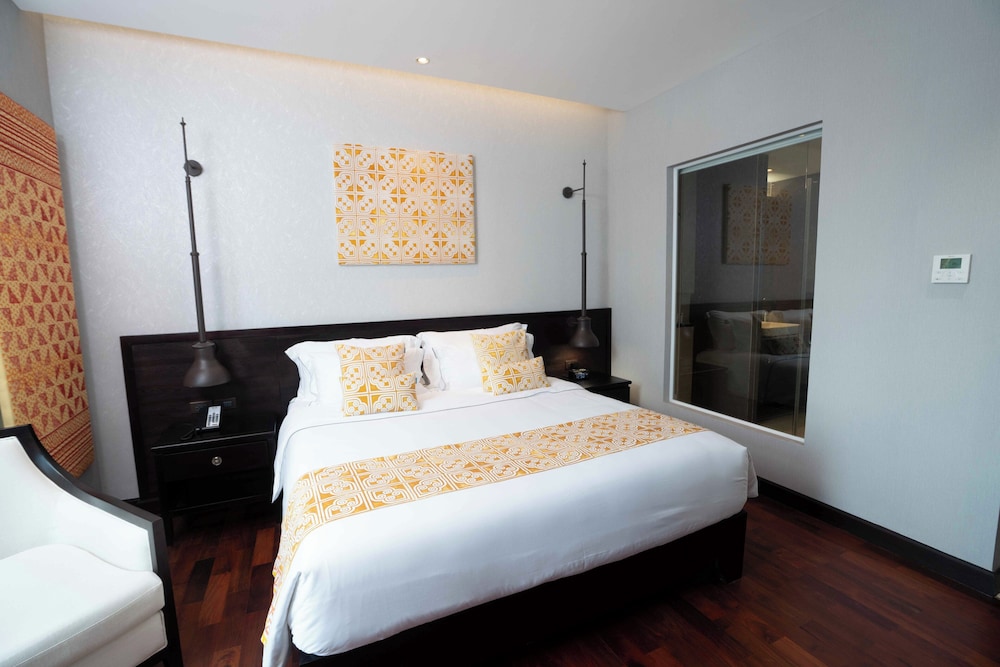 JUNIOR, KING BED, CITY VIEW