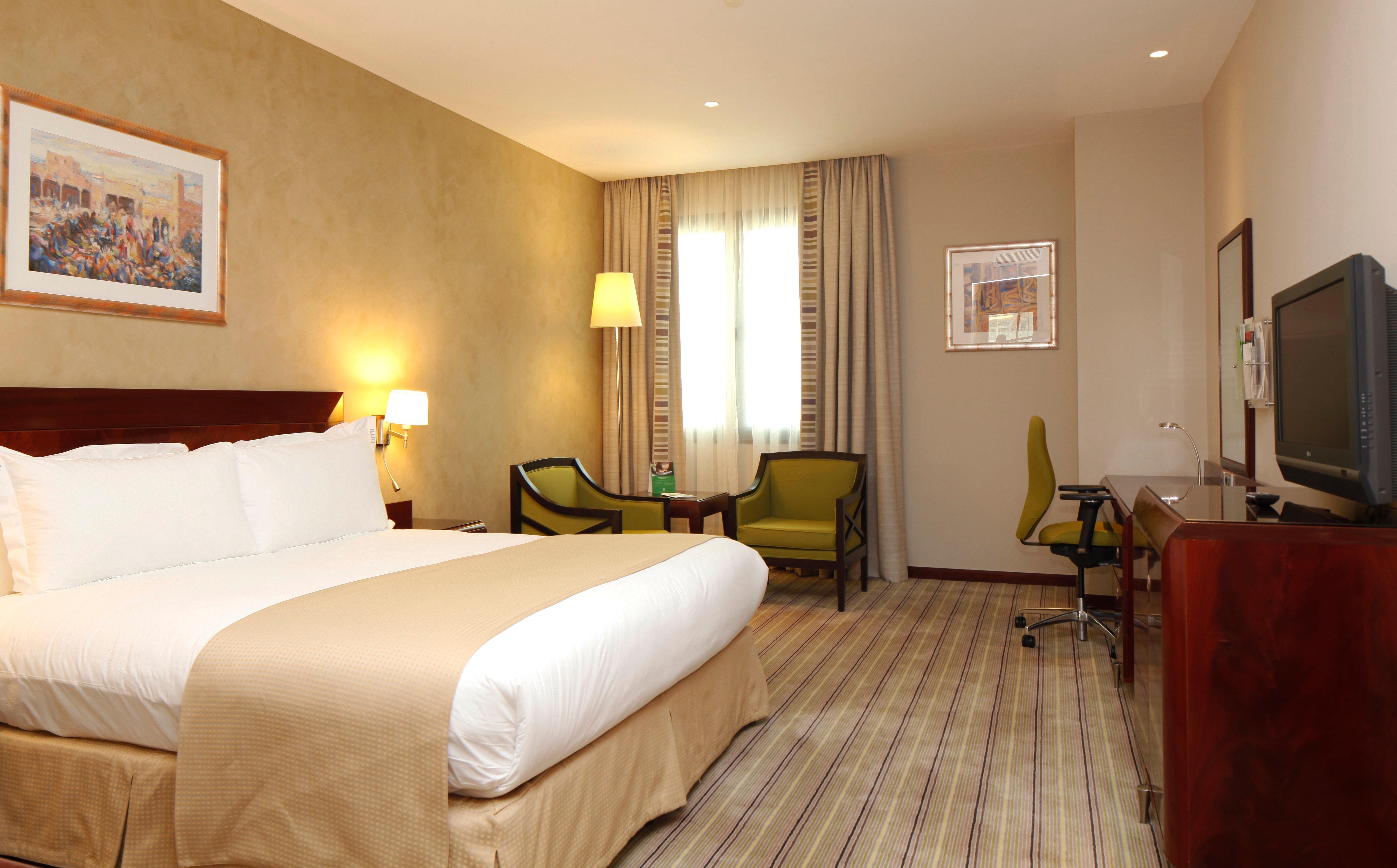 غرفة بسرير كينج بإطلالة على المسبح، هوليداي إن - العليا(Holiday Inn Olaya) 1/3