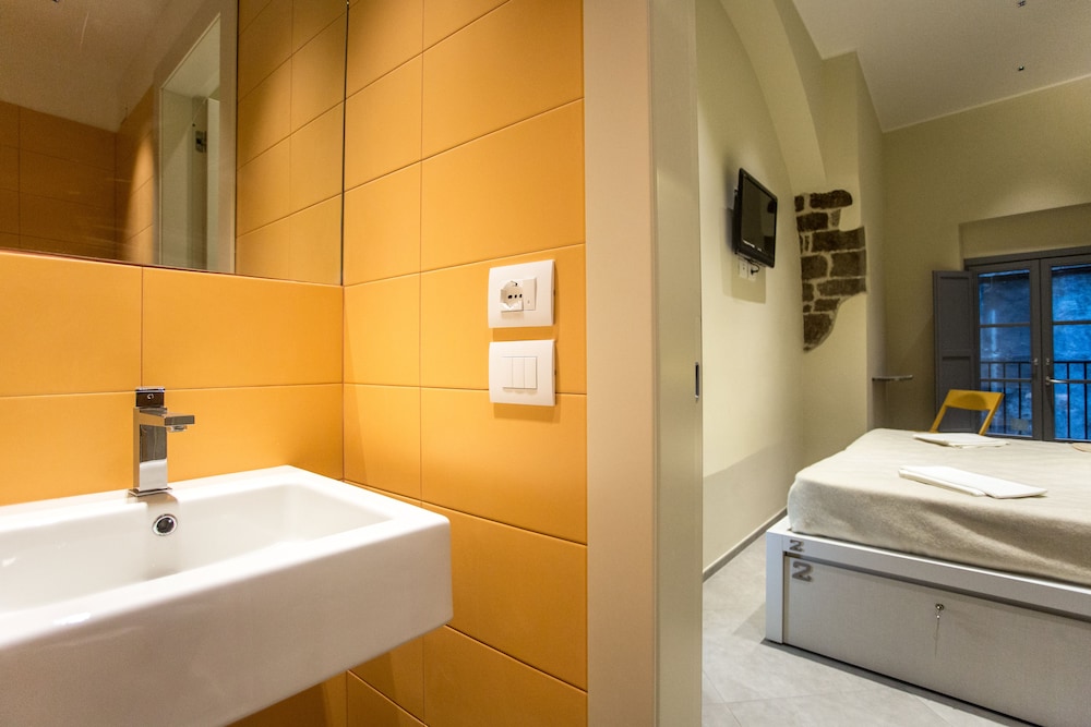 Little Italy Hostel 28/32