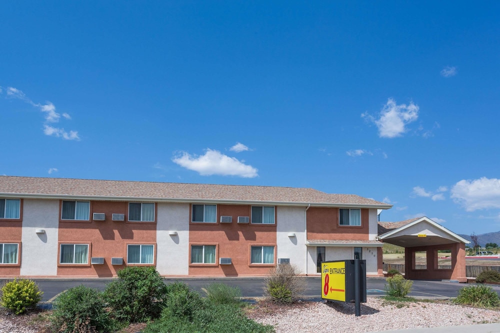 Super 8 by Wyndham Colorado Springs/Chestnut Street 1/29