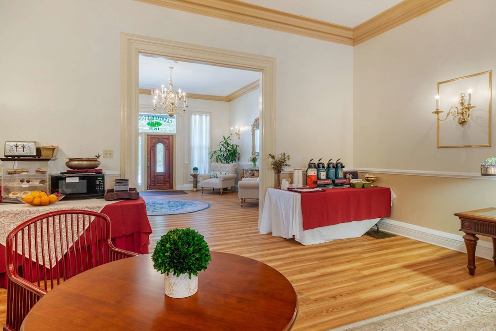 The Carriage House Inn Newport 36/44