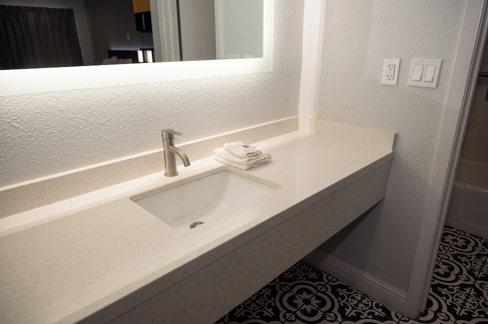 غرفة قياسية بسرير كوين، Motel6 Soledad, CA 8/8