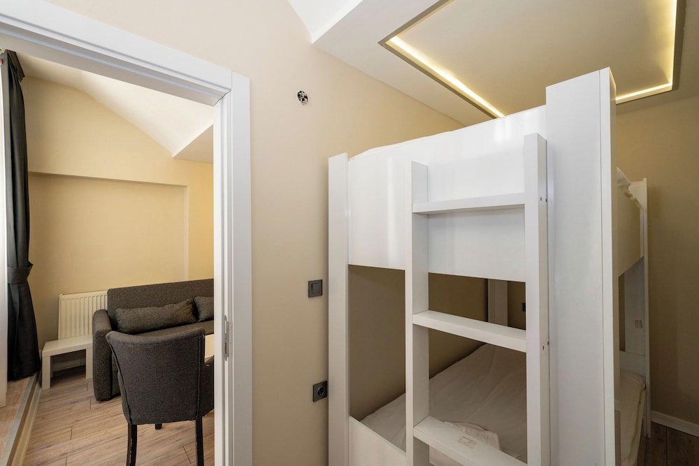 Aiza Suites 50/53