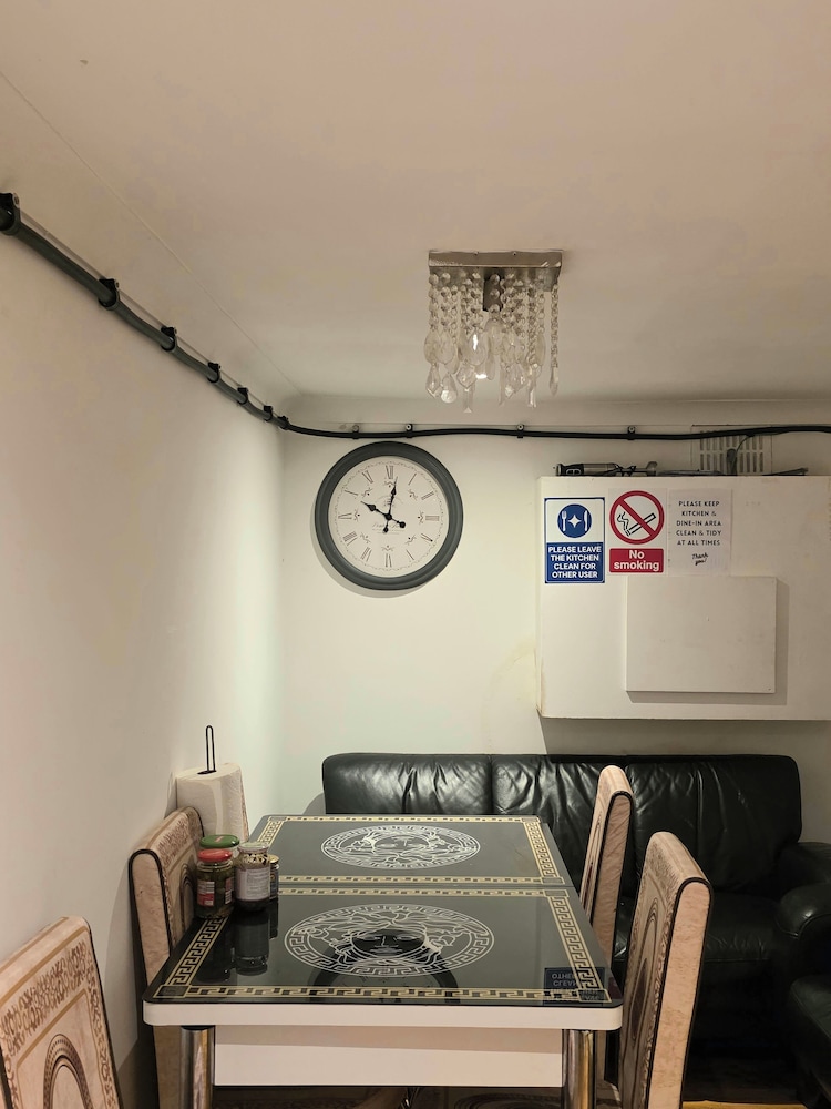 OYO Rayan's Lodge Stratford 26/31