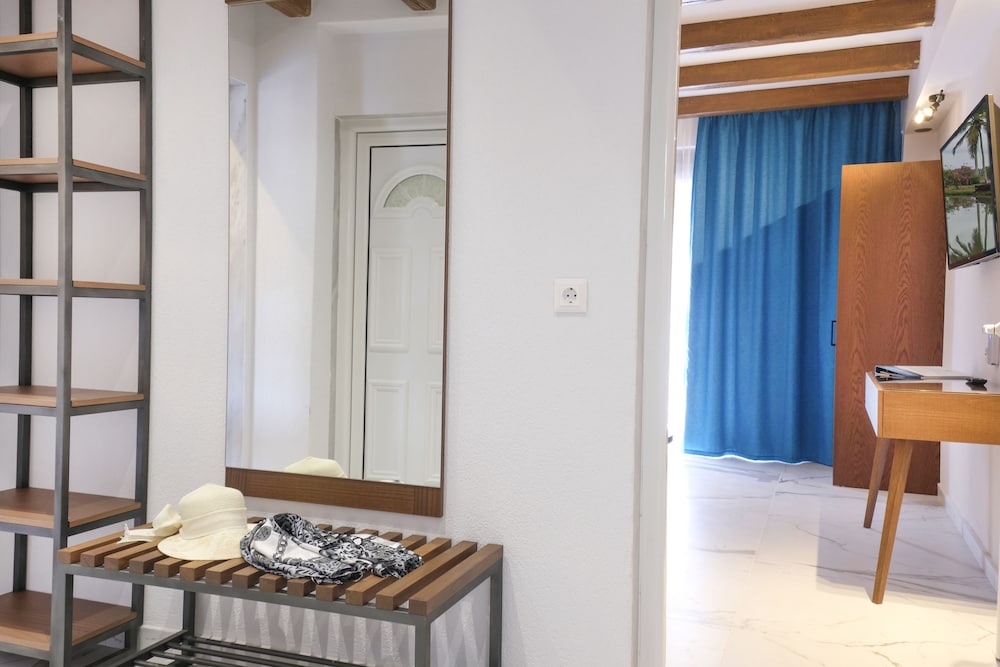 Royal Hotel and Suites 34/49