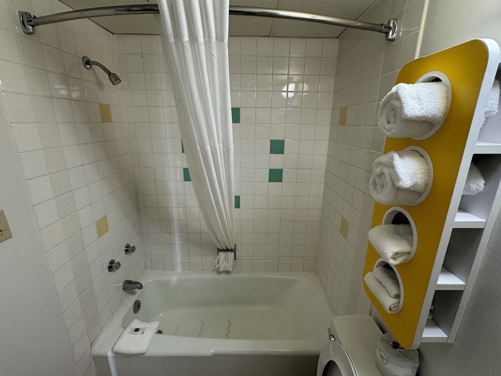 جناح ديلوكس بسرير كينج، Motel6 Butte, MT - Historic City Center 6/6