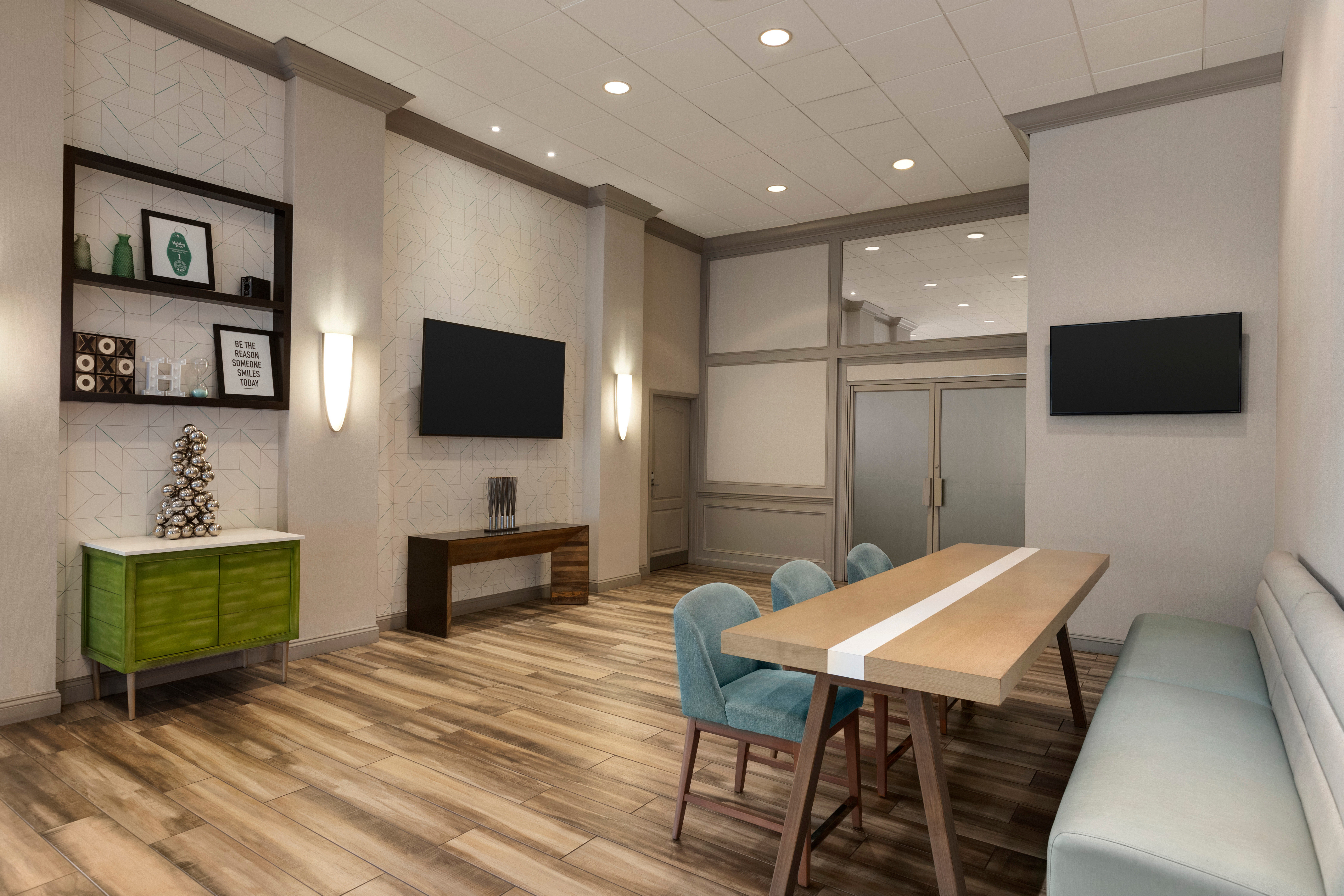 HOLIDAY INN BOSTON BUNKER HILL AREA 56/67