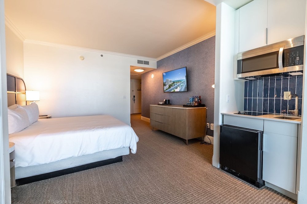 Fontainebleau Miami Beach Private Luxury Suites 14/50