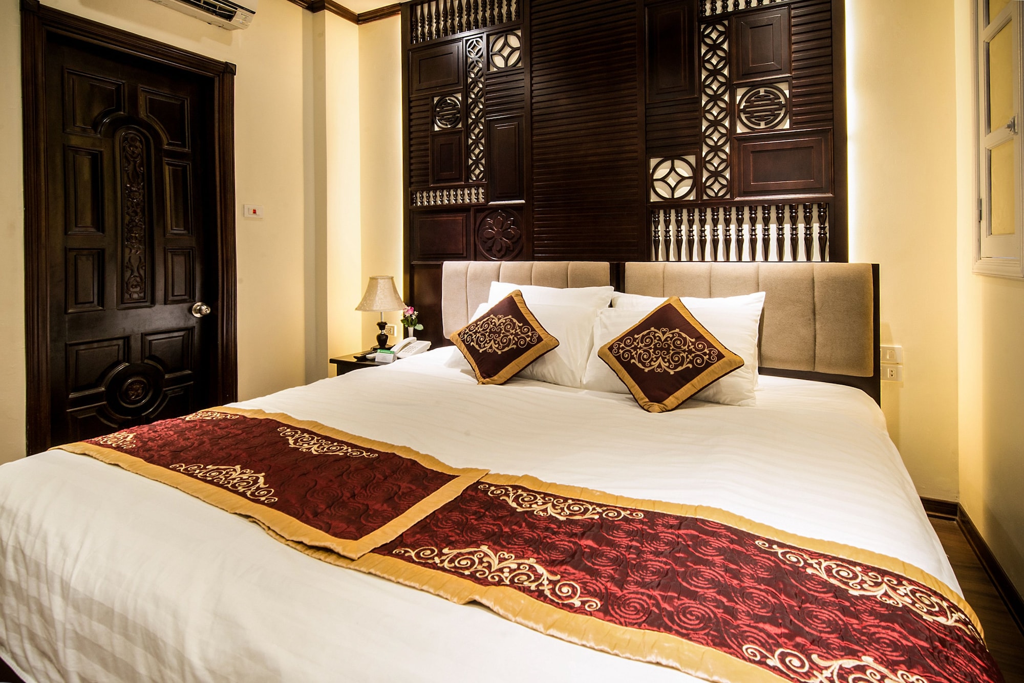 SUPERIOR, DOUBLE OR TWIN BED